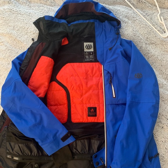 Women’s 686 snowboard jacket - Picture 3 of 4